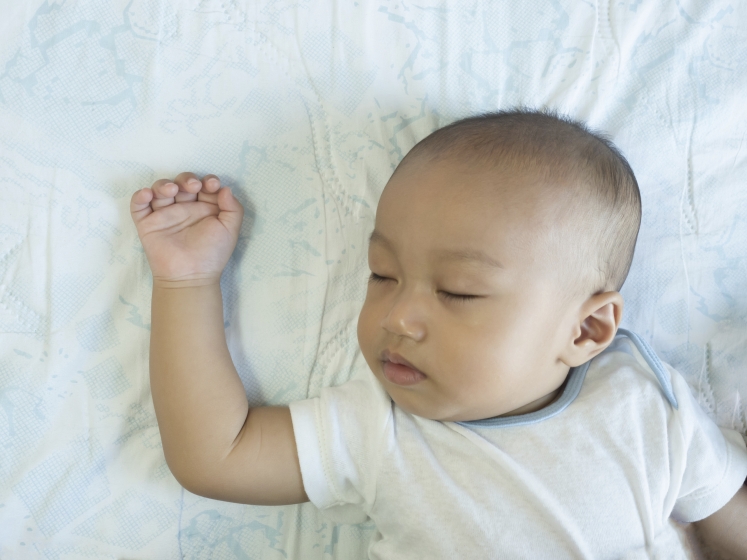 baby_sleeping_on_back